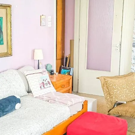Two-bedrooms In Greek Vintage With Shared Bathroom